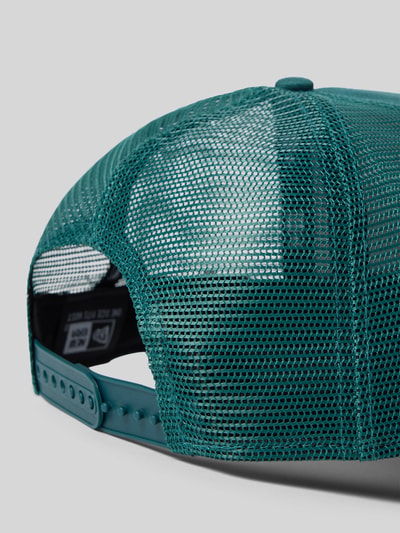 Produktfoto, grüne Trucker Cap mit Mesh-Einsatz und Snapback, Motiv-Stitching, Modell 'League' von New Era, reine Baumwolle