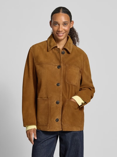 Vrouwenmodel draagt Regular fit lederjacke aus echt rundleer van Marc O'Polo, dames leren jack, bruin met grote knopen, denim, Ganzlichaamsaanzicht van voren.