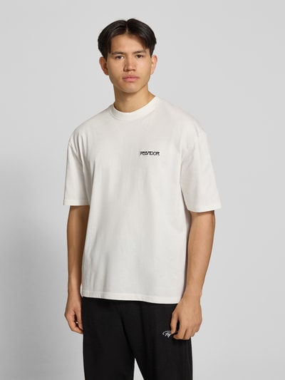 Männermodel trägt Oversized Herren T-Shirt aus Reine Baumwolle von Pegador, Modell 'Stege', Label-Stitching, Ganzkörperansicht von vorne.