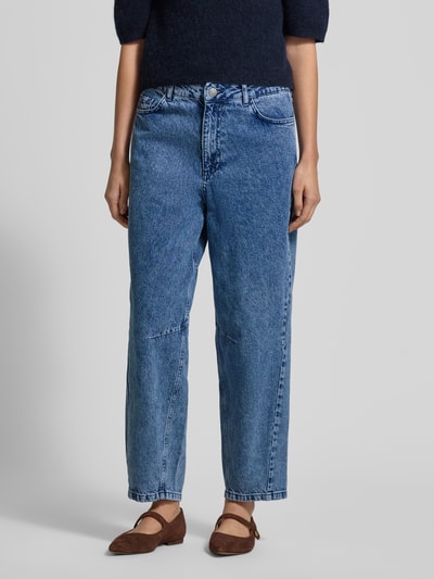 Kobiece modelka nosi Jeans mit 5-Pocket-Design Modell 'DOLORES' od Soyaconcept, czysta bawełna, luźny krój, szerokość w rozmiarze 36: 40 cm, długość nogawki wewnętrznej w rozmiarze 36: 71 cm, widok całej sylwetki z przodu.