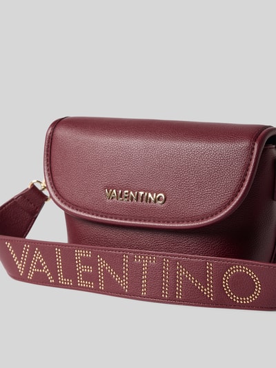 Produktfoto, bordeauxrote Umhängetasche mit Label-Schriftzug Modell 'HAIL' von Valentino Bags, goldene Details, strukturierte Oberfläche. Damen Umhängetasche von Valentino Bags.