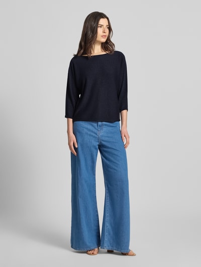 Frauenmodel trägt Pullover aus Effektgarn mit 3/4-Arm von Comma, Viskose-Mix, Regular-Fit, Rundhalsausschnitt, in dunklem Farbton, Ganzkörperansicht von vorne.
