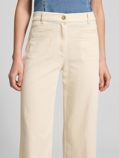 Frauenmodel trägt Regular Fit Culotte aus Baumwoll-Mix von Raphaela By Brax in Unifarben Creme mit Leistentaschen, Nahaufnahme Vorderansicht.