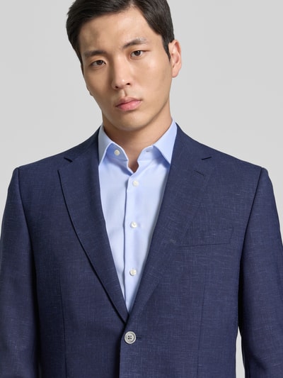 Männermodel trägt Regular Fit Anzugsakko mit Woll-Anteil Modell 'JANSON' von BOSS in Melange-Optik, Twill, Nahaufnahme Oberkörper.