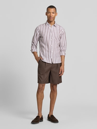 Männermodel trägt Slim Fit Business-Hemd mit Kentkragen Modell 'Pit' von JOOP! Collection, Baumwoll-Leinen-Mix, gestreift, Ganzkörperansicht von vorne.