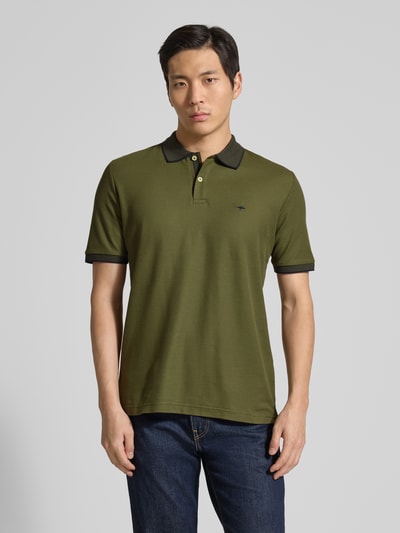 Mannelijk model draagt Modern Fit Poloshirt met Stitching van Fynch-Hatton, katoen, polokraag, knooplijst, groen-zwart, modern fit, voorkant volledige lichaamsweergave.