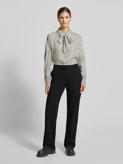 Frauenmodel trägt Stoffhose mit weitem Bein und Bügelfalten von Christian Berg Woman Selection, Material-Mix mit Viskose-Anteil, Ganzkörperansicht von vorne.