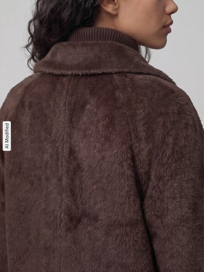 Vrouwenmodel draagt Regular Fit Teddyjacke met lange mouwen van Tom Tailor, allover animal print, fleece textuur, detailopname, KI-modified beeld