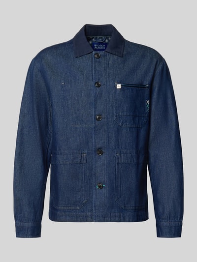 Produktfoto, Regular Fit Hemdjacke in Denim-Optik von Scotch & Soda, reine Baumwolle, Kentkragen, Knopfleiste, aufgesetzte Taschen, dunkelblaue Farbnuancen, glatte Textur, Rückenlänge 68 cm bei Größe M