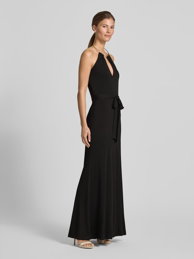 Frauenmodel trägt Abendkleid mit Neckholder in Ring-Optik von Rinascimento in Schwarz aus Material-Mix mit Stretch-Anteil, Körpernaher-Schnitt, Maxikleid, V-Ausschnitt, Bindegürtel, Rückenlänge bei Größe S 123 cm, Brustweite bei Größe S 35 cm, Ganzkörperansicht von vorne.