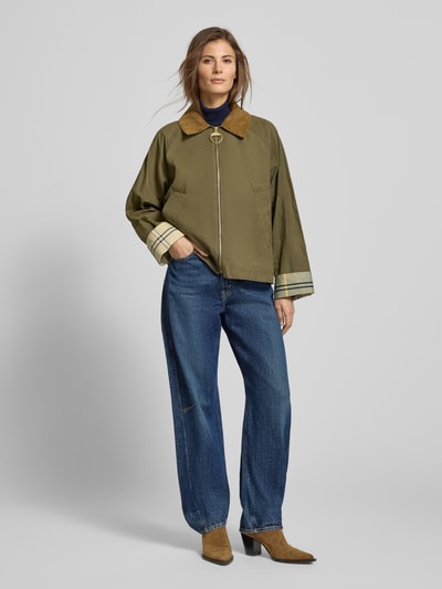 Frauenmodel trägt Jeans mit 5-Pocket-Design von Levi's®, reine Baumwolle, lockerer Schnitt, blaue Farbe, Ganzkörperansicht von vorne.