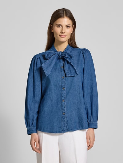 Frauenmodel trägt Regular Fit Schluppenbluse im Denim-Look Modell 'KAIRON' von B.Young aus reiner Baumwolle mit Knopfleiste, Ganzkörperansicht von vorne.