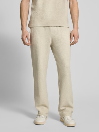 Männermodel trägt Straight Fit Sweatpants mit elastischem Bund von JAKE*S STUDIO MEN, Strukturmuster, beige, Nahaufnahme Oberkörper.
