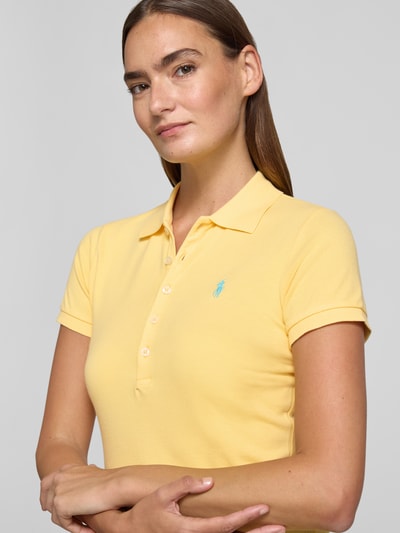 Vrouwenmodel draagt Regular Fit poloshirt uit katoenmix model 'JULIE' van Polo Ralph Lauren, look: effen, logostitching, piqué, nahaufnahme bovenlichaam.
