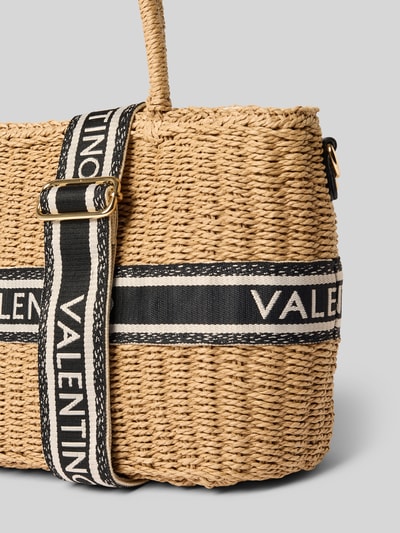 Produktfoto, Handtasche mit Label-Detail Modell 'BOHO' von VALENTINO BAGS z papieru, beżowy pleciony wzór, czarne paski z logo, szerokość w rozmiarze 37 cm, długość 23 cm, głębokość 13 cm, długość paska 112 cm, otwarta komora główna, krótkie uchwyty, regulowany pasek, kieszeń na zamek wewnątrz