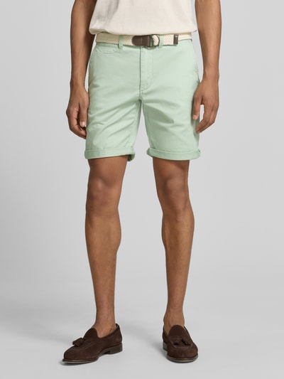 Männermodel trägt Bermudas mit Gürtel und Eingrifftaschen von MCNEAL in Mint, Baumwoll-Mix, Straight Fit, Ganzkörperansicht von vorne.