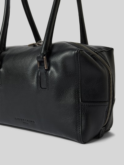Produktfoto, Satchel Bag mit Label-Prägung Modell 'KAYLA' von LIEBESKIND BERLIN aus schwarzem, genarbtem Leder, silberner Zweiwege-Reißverschluss, sichtbare Innen-Reißverschlusstasche, lange Griffe, rechteckige Form, kompakte Maße 25x17x10 cm, Kontext: Damen Satchel Bag, Schulterriemenlänge 70 cm.