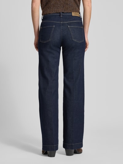 Frauenmodel trägt Wide Fit Jeans mit 5-Pocket-Design von MAC, dunkelblauer Baumwoll-Mix, lockerer Schnitt, Ganzkörperansicht Rückansicht.