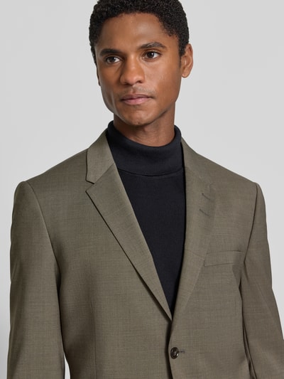 Männermodel trägt Regular Fit Sakko mit Woll-Anteil Modell 'Jamie' von Tiger of Sweden in Olivgrün, glatte Struktur, Nahaufnahme Oberkörper. Elastischer Material-Mix, Reverskragen, 2-Knopfleiste, dezente Pattentaschen.