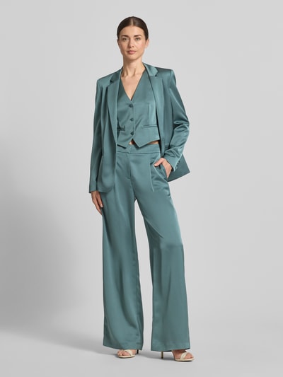 Frauenmodel trägt Weste aus Satin mit V-Ausschnitt von Jake*s Cocktail in Petrol, Slim Fit, Knopfleiste, Paspeltaschen, Ganzkörperansicht von vorne.