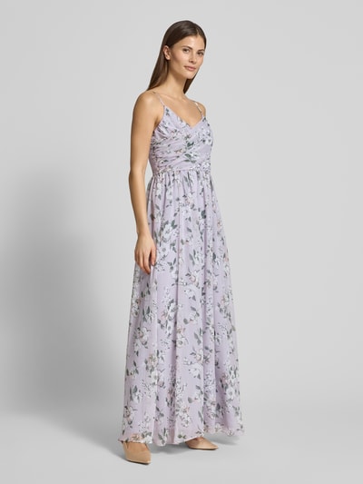 Vrouwenmodel draagt Regular fit avondjurk met florale allover-print model 'Kate' van GUIDO MARIA KRETSCHMER WOMAN, plooilook, spaghetti bandjes, zachte paarstinten, voorgaand zicht, volledige lichaamsopname.