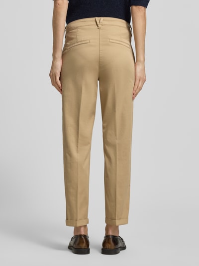 Frauenmodel trägt Chino mit Eingrifftaschen von MAC in Beige, Baumwoll-Elasthan-Mix, Regular Fit, sichtbare Gesäßtaschen, Ganzkörperansicht Rückansicht.