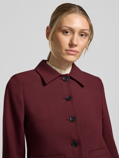 Vrouwenmodel draagt Slim Fit Blazer met Paspelzakken van MORE, in bordeaux, met viscose, platte kraag, knoopsluiting, detailopname bovenlichaam. Ruglengte maat 36: 53 cm, borstwijdte maat 36: 38 cm, mouwlengte maat 36: 62 cm