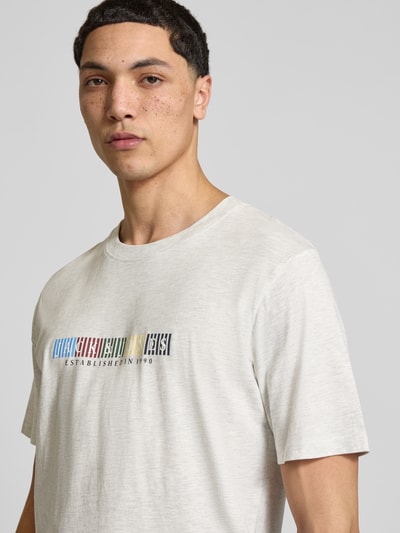 Männermodel trägt Herren T-Shirt aus Bio-Baumwolle Modell 'NANTUCKET' von Jack & Jones, Gerader-Schnitt, Label-Print, Nahaufnahme Oberkörper.