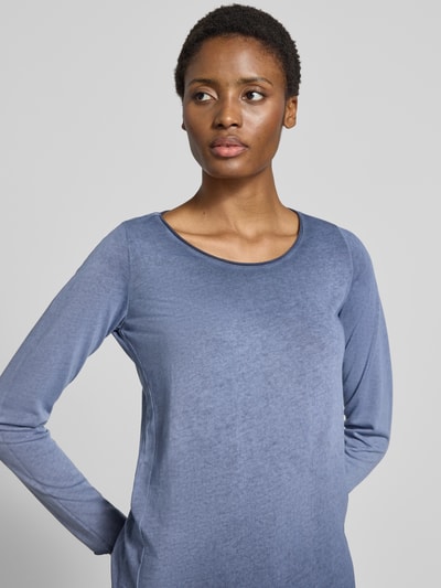 Frauenmodel trägt Regular Fit Longsleeve im Strukturmuster von Smith and Soul in Blau, Baumwoll-Mix, Rundhalsausschnitt, Nahaufnahme Oberkörper.