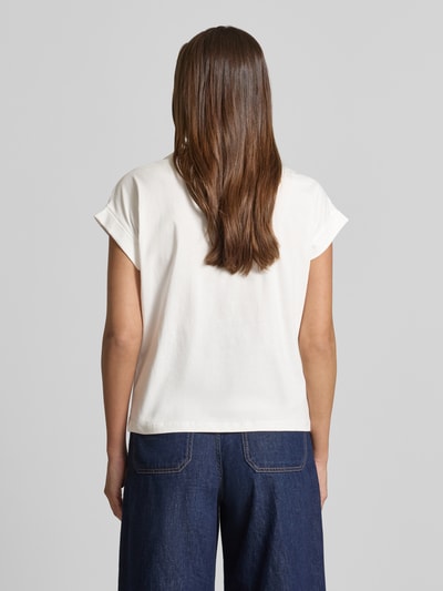 Frauenmodel trägt T-Shirt mit Applikationen und Rundhalsausschnitt von Christian Berg Woman in Weiß, reine Baumwolle, Regular Fit, Ganzkörperansicht Rückansicht.
