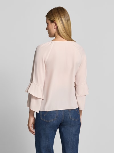 Frauenmodel trägt Regular Fit Bluse mit Schlüssellochausschnitt von monari in Hellrosa, Rüschenbesatz, 3/4-Arm, Rückenansicht, Ganzkörperansicht Rückansicht.