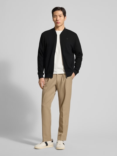 Männermodel trägt Regular Fit Sweatjacke aus reiner Baumwolle von BOSS, look: effen, regular fit pasvorm, ritssluiting, logopatch, college-kraag, ronde hals, lange mouw, mouwboord en rompzoom geribd, materiaalverwerking: puur katoen, Ganzkörperansicht von vorne.