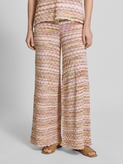 Frauenmodel trägt Hose aus Viskose-Mix im Allover-Look von Christian Berg Woman, mehrfarbig, Wide Leg, elastischer Bund, Nahaufnahme Unterkörper.