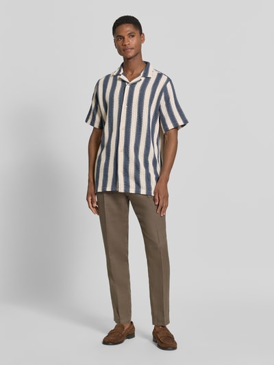 Männermodel trägt Modern Fit Freizeithemd mit Reverskragen von Lindbergh, gestreiftes Design, Material-Mix mit Viskose-Anteil, Ganzkörperansicht von vorne.