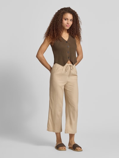 Frauenmodel trägt Weite Hose aus Viskose-Leinen-Mix Modell 'GOA' von Only in Optik: Unifarben, Passform: Wide Leg, Tunnelzug, seitliche Eingrifftaschen, Bundabschluss: elastisch; Ganzkörperansicht von vorne.