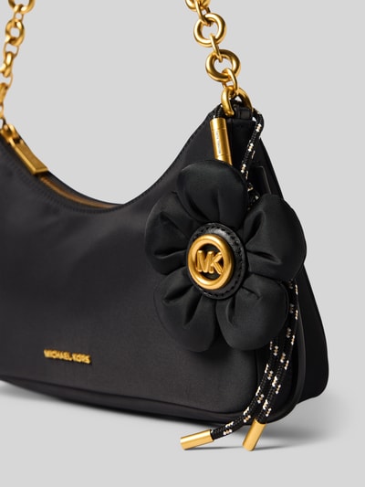 Produktfoto, schwarze Shoulder Bag mit floralem Accessoire Modell 'Nolita' von MICHAEL Michael Kors, goldene Gliederkette, Logo-Detail, glatte Textur