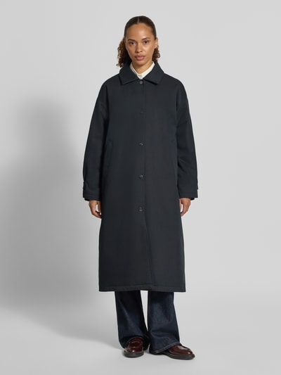 Frauenmodel trägt Regular Fit Mantel aus Baumwoll-Mix Modell 'Free' von g-lab in Dunkelblau, Umlegekragen, glatte Textur, Ganzkörperansicht von vorne. Damen Mantel, elastische Ärmelabschlüsse, durchgehende Knopfleiste, Rückenlänge 116 cm, Schulterbreite 58 cm, Brustweite 66 cm, Ärmellänge 51 cm.