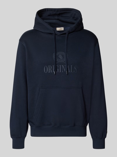 Produktfoto, dunkelblauer Hoodie aus Baumwoll-Mix Modell 'FREDERIKS' von JACK & JONES mit Kapuze, Kängurutasche, Label-Print, gerippten Abschlüssen