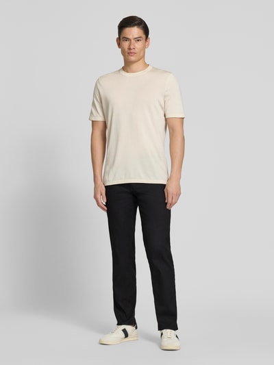 Männermodel trägt Regular Fit Stoffhose aus Baumwoll-Leinen-Mix Modell 'CADIZ' von Brax in Unifarben mit 5-Pocket-Design, Ganzkörperansicht von vorne.