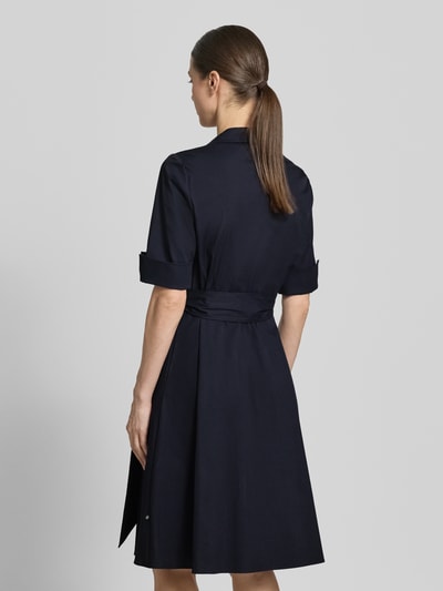 Modelka kobieca nosi Knielanges Hemdblusenkleid mit Bindegürtel von ROBE LÉGÈRE, granatowa bawełna z dodatkiem stretchu, krój slim fit, długość do kolan, kołnierzyk koszulowy, krótka listwa guzikowa, pasek do wiązania w talii, rękawy z mankietem, długość tyłu w rozmiarze 36: 104 cm, szerokość w rozmiarze 36: 42 cm, długość rękawa w rozmiarze 36: 30 cm, gładka tekstura, widok całej sylwetki od tyłu