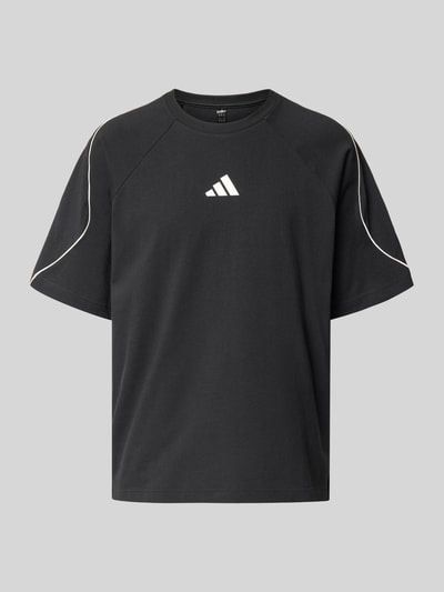 Produktfoto, T-Shirt mit Label-Print von adidas Sportswear, Herren T-Shirt aus reiner Baumwolle, Regular-Fit, gerippter Rundhalsausschnitt, Rückenlänge 68 cm bei Größe M, schwarze Grundfarbe mit weißen Details