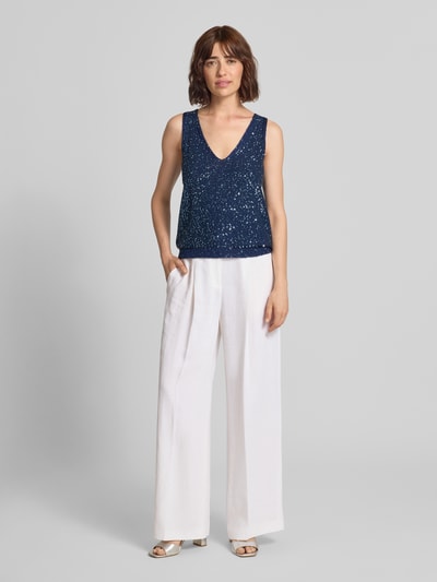 Frauenmodel trägt Regular Fit Top mit Baumwoll-Anteil Modell 'MILORD' von Weekend Max Mara in Dunkelblau, kombiniert mit weißer Hose, Damen Top von Weekend Max Mara, Ganzkörperansicht von vorne.
