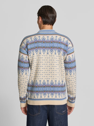 Männermodel trägt Regular Fit Pullover aus reiner Wolle Modell 'Albertville' von Dale of Norway in Strick-Optik, Rückansicht, Rückenlänge 66 cm, Ärmellänge 59 cm.