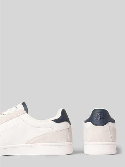 Produktfoto, Low Top Sneaker aus echtem Rindsleder von Marc O'Polo, weißes Glattleder mit dunkelblauem Detail, flache Sohle, Logo-Prägung