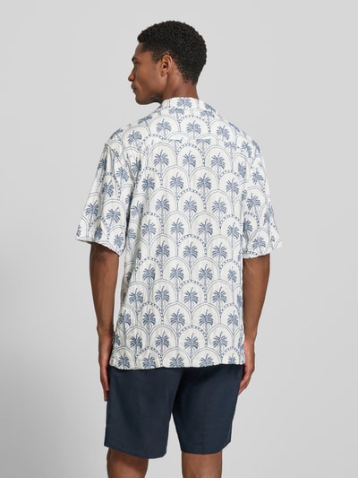 Męski model nosi koszulę casualową z krótkim rękawem, kwiatowy nadruk na całej powierzchni, Regular Fit, model 'Fred' od JACK & JONES premium, czarno-biały wzór, kołnierz z połami, listwa guzikowa, wykonana w 100% z wiskozy, długość tyłu w rozmiarze M: 76 cm, szerokość w rozmiarze M: 54 cm, długość rękawów w rozmiarze M: 29 cm, widok z tyłu całościowy