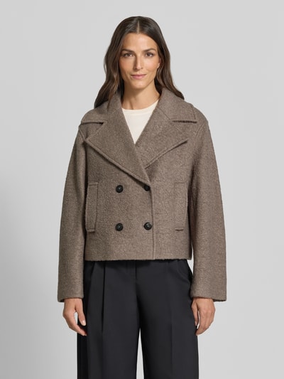Vrouwenmodel draagt Regular fit lange jas met wol van Jake*s Casual in lichtbruin, grove textuur, zwarte knopen, Ganzkörperansicht von vorne.