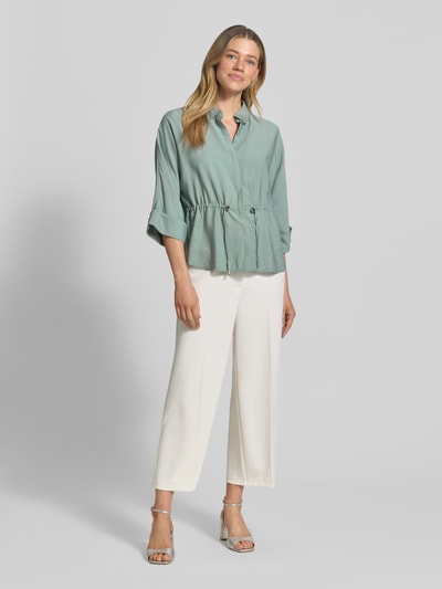 Kobiece modelka nosi Relaxed Fit Bluse aus Viskose-Mix mit Umlegekragen od Betty Barclay, zielony kolor, tunel, rękaw o dł. 3/4, długość tyłu 64 cm, długość rękawów 41 cm, Ganzkörperansicht von vorne