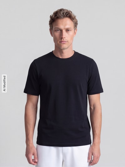 Männermodel trägt T-Shirt mit Rundhalsausschnitt von MCNEAL in Schwarz, reine Baumwolle, Slim Fit, glatte Textur, Ganzkörperansicht von vorne. Rückenlänge bei Größe M: 68 cm.