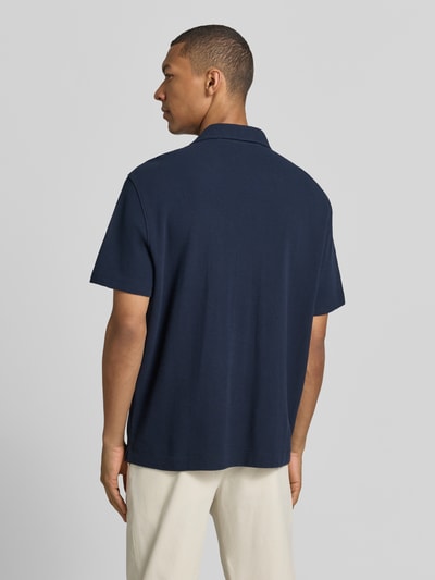 Männermodel trägt Modern Fit Freizeithemd mit Reverskragen von Christian Berg Men in Dunkelblau, reine Bio-Baumwolle, Ganzkörperansicht Rückansicht