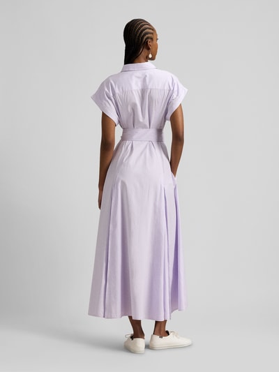 Frauenmodel trägt tailliertes Hemdblusenkleid aus reiner Baumwolle von Polo Ralph Lauren in Flieder, unifarben, Rückansicht, Maxi-Länge.
